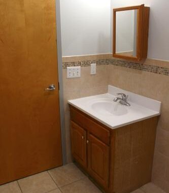 SA1561-apt2B-bathroom1